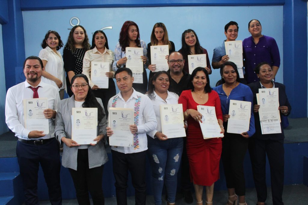 Obtención de su título profesional que les acredita como licenciadas y licenciados en Psicología y Administración de Empresas. - Imagen principal