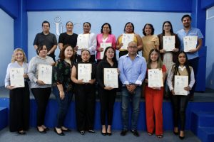 Entrega de títulos a egresados de licenciaturas y maestrías.